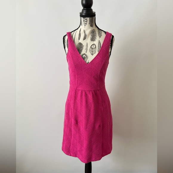 Kismet Dresses & Skirts - Buttoned back pink dress with pockets